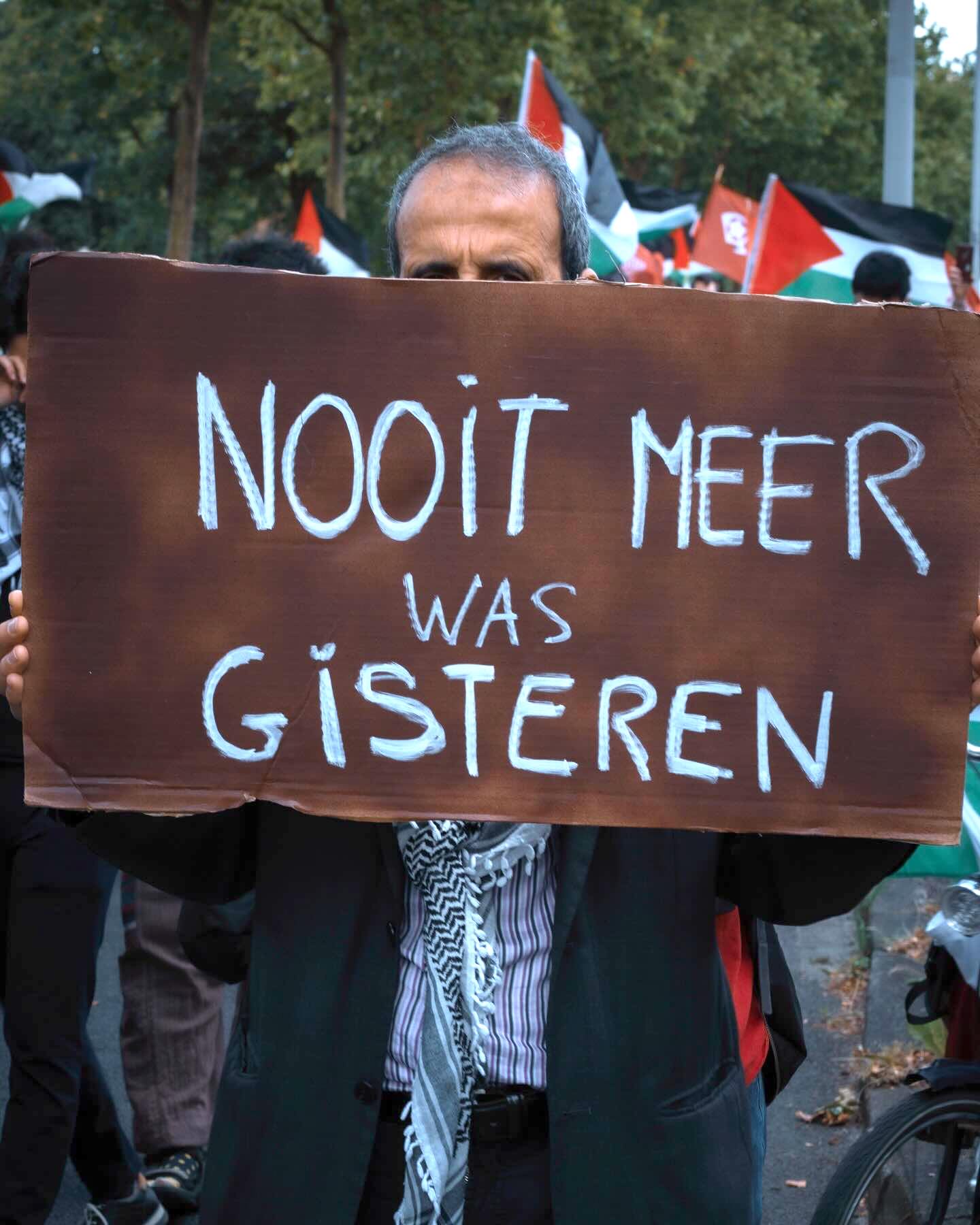 Een bord met daarop de tekst ‘Nooit meer was gisteren’