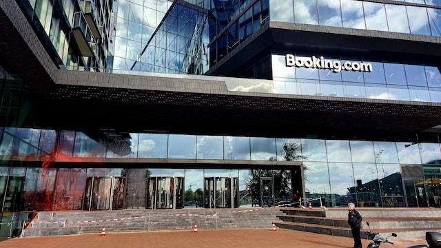 De besmeurde en beschadigde façade van het hoofdkantoor van Booking in het centrum van Amsterdam 
